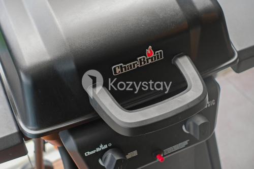 een sticker op de achterkant van een laptop bij Marjara Villa by Kozystay - Dago in Ciburial