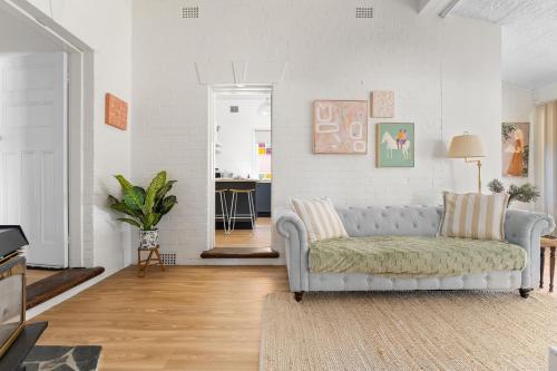 Posezení v ubytování Olde' Haven - Federation Charm close to CBD