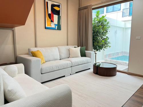 Ein Sitzbereich in der Unterkunft Swan, Private Pool Villa Bangsaen