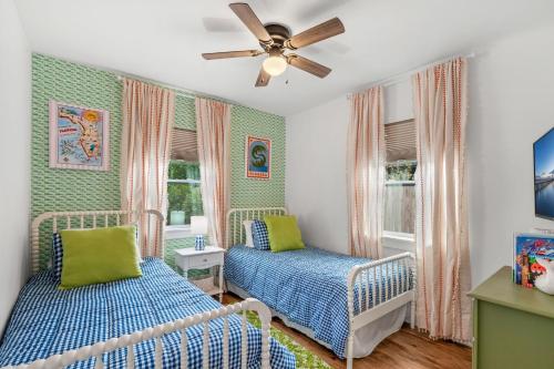 Ένα ή περισσότερα κρεβάτια σε δωμάτιο στο 702 Young Street