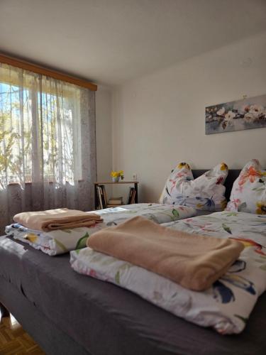 2 camas con mantas en una habitación en Natur- & Erlebnis Ferienhaus, en Voitsberg