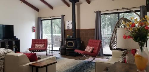 TV a/nebo společenská místnost v ubytování Starlink Mariposa Yosemite mountain retreat