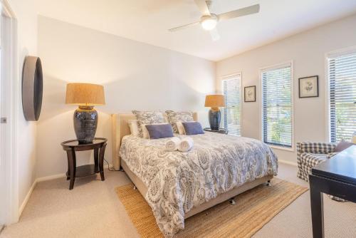 Postel nebo postele na pokoji v ubytování 6A Hough Street - Sophisticated pet friendly home with air con, wi-fi and linen provided