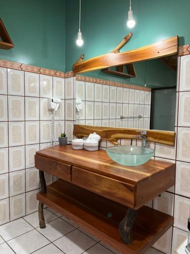 een badkamer met een wastafel en een spiegel bij Monteverde Guesthouse in Monteverde Costa Rica
