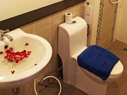 ein Badezimmer mit einem WC und einem Waschbecken mit roten Herzen in der Unterkunft Baan KetKaew GuestHouse 1 in Patong Beach