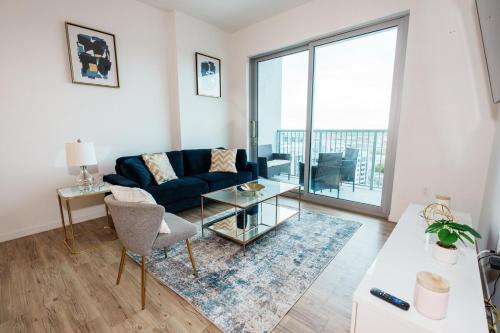 Et opholdsområde på High-Rise Apartment with Panoramic Skyline Views