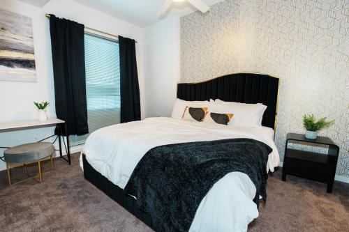 En eller flere senge i et værelse på High-Rise Apartment with Panoramic Skyline Views