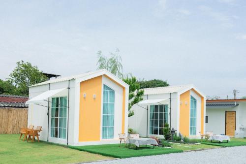 a modular house with orange and white at Waveway bangsaen 2 in Ban Thai Don (1)