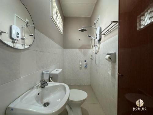 Ένα μπάνιο στο Putra Perdana Puchong Corner Homestay 12-17 pax