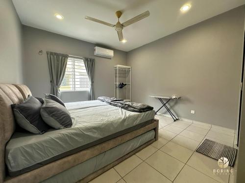 Ένα ή περισσότερα κρεβάτια σε δωμάτιο στο Putra Perdana Puchong Corner Homestay 12-17 pax