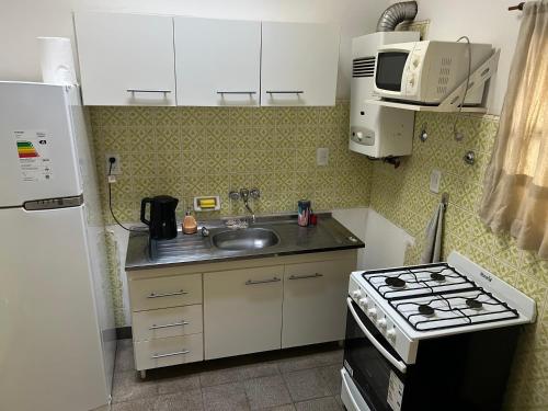 a small kitchen with a sink and a stove at Ideal Centro Junin in Junín