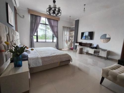 Ένα ή περισσότερα κρεβάτια σε δωμάτιο στο Enchanted Haven