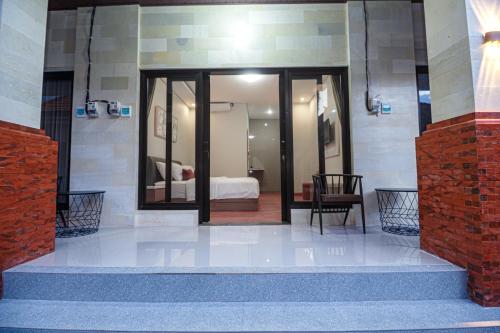 une vue d'une chambre avec un lit et un couloir dans l'établissement The Hunian, à Seminyak