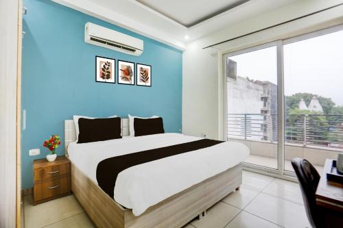 Postel nebo postele na pokoji v ubytování Super Townhouse Subhash Chowk Near Medanta Hospital Formerly L B Residency