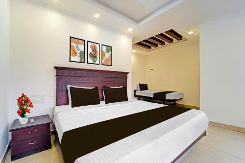 Postel nebo postele na pokoji v ubytování Hotel O Padma Junction MG Road