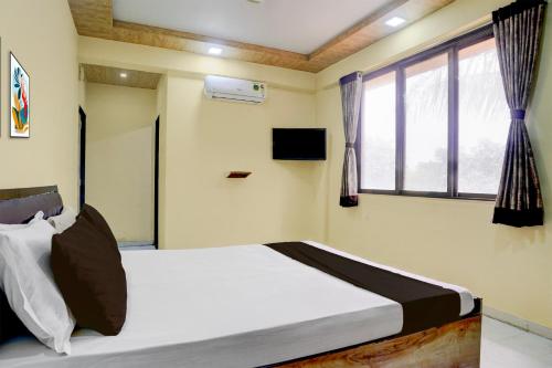 un dormitorio con una cama y una ventana en Hotel O Bhiwandi Road Railway Station Formerly Shivneri, en Umberpāda