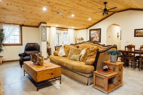 Χώρος καθιστικού στο Escape to Villa Serena