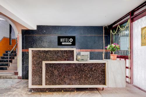 チェンナイにあるSuper Hotel O Chennai Central Railway Station Formerly Annakilly Tower Guest Houseの建物内の受付のあるロビー