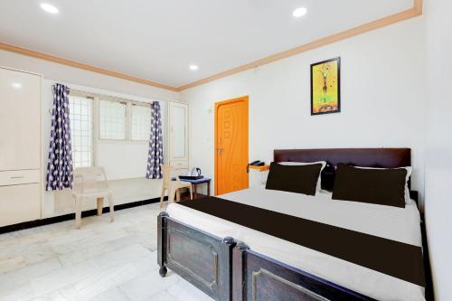 a bedroom with a large bed in a room at Super Hotel O Guntur Railway Junction in Guntūr