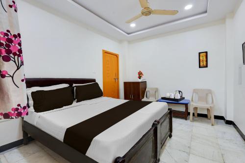 a bedroom with a large bed in a room at Super Hotel O Guntur Railway Junction in Guntūr