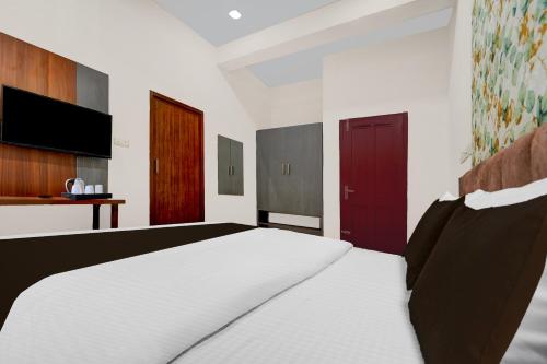 Ένα ή περισσότερα κρεβάτια σε δωμάτιο στο Super Townhouse Thondayad Calicut Formerly Dream Casa