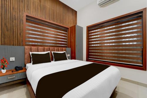 Ένα ή περισσότερα κρεβάτια σε δωμάτιο στο Super Townhouse Thondayad Calicut Formerly Dream Casa