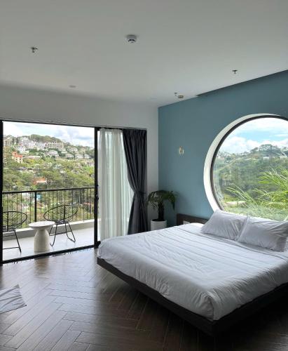 Ένα ή περισσότερα κρεβάτια σε δωμάτιο στο Sky View