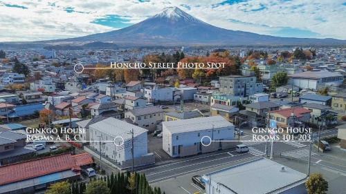 Cảnh núi rừng hoặc tầm nhìn ra núi từ căn hộ