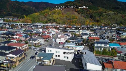 Cảnh núi rừng hoặc tầm nhìn ra núi từ căn hộ