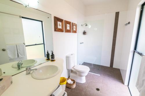 Koupelna v ubytování Sand Track - The Beachfront Retreat