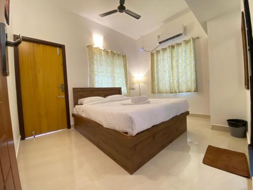 a bedroom with a large bed in a room at De Luxury Villa in Pūrnānkuppam