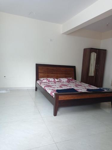 a bedroom with a bed in a room at Guest House Sai Leela in Chicalim