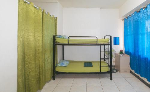 a room with two bunk beds in a room at Winland JY7 Cebu by RedDoorz in Cebu City