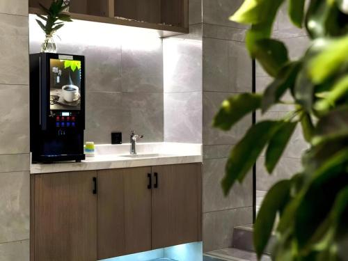 大同市にあるGreenTree Inn Express Datong High-Speed Railway Station Old City Wallのバスルーム(洗面台、壁にディスペンサー付)