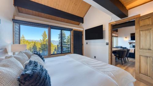 Voodi või voodid majutusasutuse Lake Tahoe Luxury Cabin by AvantStay Lake View toas