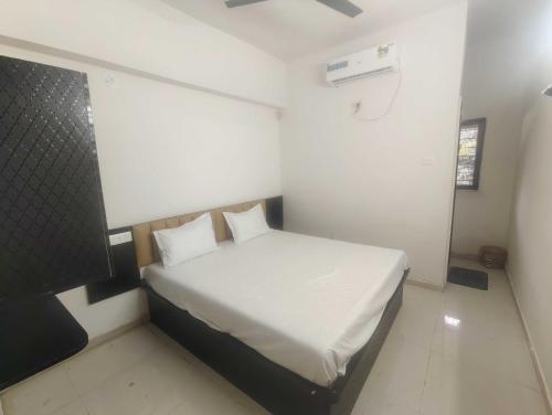 Ένα ή περισσότερα κρεβάτια σε δωμάτιο στο Hotel O Sai Shlok Inn Lodging