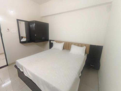 Ένα ή περισσότερα κρεβάτια σε δωμάτιο στο Hotel O Sai Shlok Inn Lodging