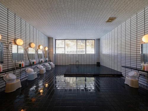 a bathroom with a bunch of toilets in a room at 千丈温泉 ペンシオーネセイモア サウナはくさん SENJO Onsen PENSIONE SEYMOUR Sauna Hakusan in Hakusan