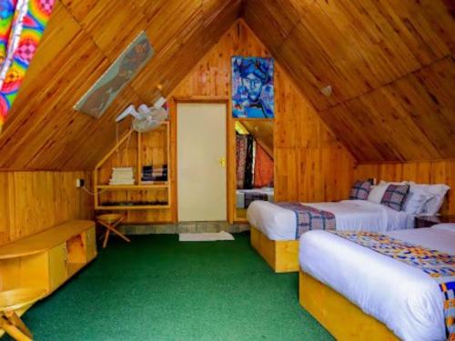 1 Schlafzimmer mit 2 Betten in einer Holzhütte in der Unterkunft Ankara Garden Resort Nairobi in Ongata Rongai 