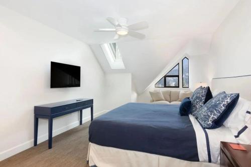 Postel nebo postele na pokoji v ubytování ZenAway - 4BR Luxury Penthouse - Stunning Mtn Views