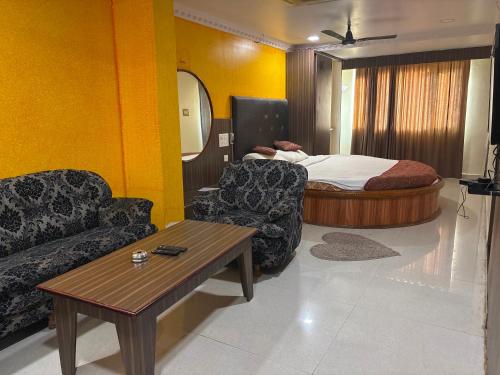 Ένα ή περισσότερα κρεβάτια σε δωμάτιο στο Collection O Machilipatnam Bus Terminal Formerly Vijaya Raghava Residency