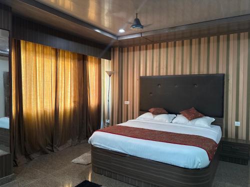 Postel nebo postele na pokoji v ubytování Collection O Machilipatnam Bus Terminal Formerly Vijaya Raghava Residency