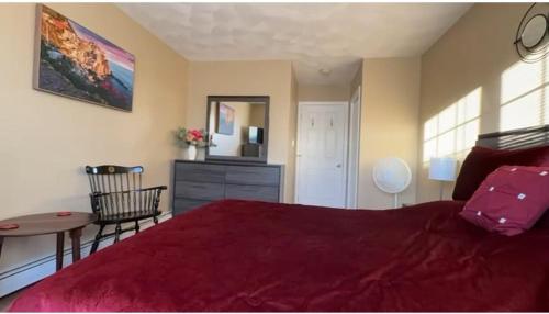 Ένα ή περισσότερα κρεβάτια σε δωμάτιο στο Off Broadway in Revere, MA 3Bed, 3BR GoodVariety