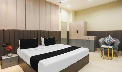a bedroom with a large bed in a room at Townhouse Oak CSJMU Kanpur Formerly Shree Dev Villa in Kaliānpur