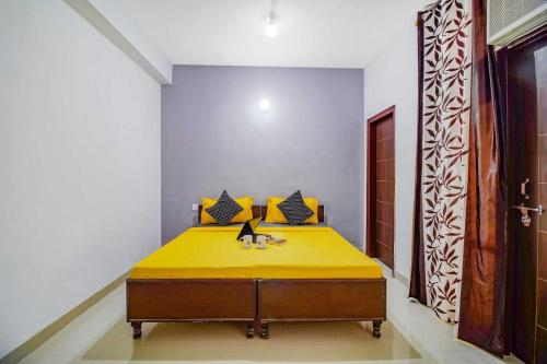 Postel nebo postele na pokoji v ubytování Hotel O Sector 23 Udyog Vihar