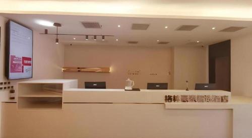 een lobby met receptie in een gebouw bij Green Tree Inn Liaoning Shenfu New District in Mantangmanzuxiang