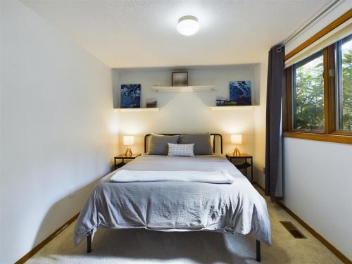 Ένα ή περισσότερα κρεβάτια σε δωμάτιο στο Breathtaking Ocean, Mountain & Juneau Views