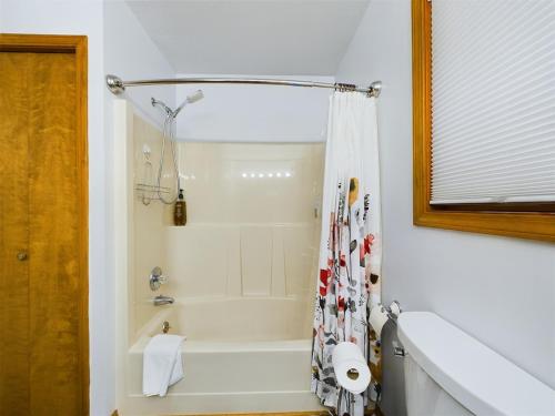 Ένα μπάνιο στο Breathtaking Ocean, Mountain & Juneau Views