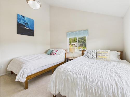 a bedroom with two beds and a window at Family Getaway in Juneau, Alaska Unforgettable Ocean and Mountain Views in Mendenhaven