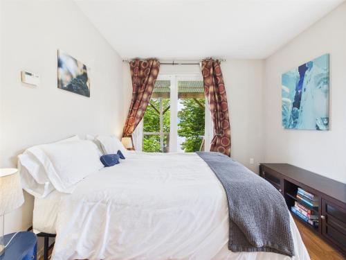 Postel nebo postele na pokoji v ubytování Harbor View Apartment w water access